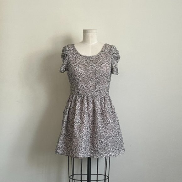 Dresses & Skirts - EUC Short Romantic Lace Dress